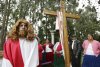 Una niña toca un crucifijo durante una procesión en Ecuador, en representación del Vía Crucis.