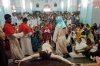 Cristianos en Pakistán rezan durante una ceremonia de Viernes Santo, que conmemora la crucifixión de Jesucristo en la Iglesia de San Francisco.