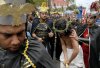 Ecuatorianos participaron en Quito, Ecuador, en la tradicional procesión 'Jesús del Gran Poder', evento en el que cientos de fieles vistieron de cucuruchos y cargaron cruces de todos los tamaños.