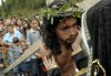 Un actor personifica a Cristo transportando la cruz, durante una procesión a la localidad de Turi, Ecuador.