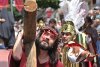 Un actor representa a Jesucristo durante el camino al calvario en las celebraciones de Semana Santa en Castelo de Ourém, centro de Portugal.