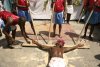 Las calles de Puerto Príncipe se tiñeron  de rojo  al paso del centenar de flagelantes que precedió la crucifixión.