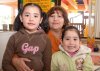 11032008
Lourdes Salas de Zarzosa acompañada por sus nietas, Vanessa Natalia y Valeria Gasca Zarzosa.