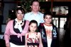 16032008
Claudia Karina Landeros y Carlos Chávez junto a sus hijos Anneth y Carlos Chávez.