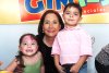 27032008
Alicia Rodríguez de Jaime con sus nietos Isabella y Ricardo.