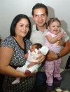 27032008
Gerardo Tinajero y Elisa Morales festejaron a su hija Sofía Tinajero Morales en su primer año de edad, también la acompañó su hermanita Frida.