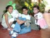 28032008
Jéssica Mata, Luis Hernández y Gabriela Dávila con el conejito de Pascua.