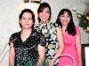 31032008
Suheila Dipp Salas con las anfitrionas de su despedida, Patricia Salas de Dipp y Guillermina Fernández de Cisneros.