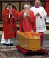 La inhumación se hizó ante unos pocos cardenales  entre ellos Benedicto XVI.
