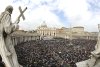 La noticia del fallecimiento fue acogida con un intenso aplauso y enorme conmoción entre los fieles. Como marca el ritual, a los pocos minutos comenzaron a repicar las campanas de la Basílica de San Pedro para anunciar al mundo la muerte del Papa Juan Pablo II.