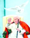 El Papa Juan Pablo II y miles de niños reunidos en la plaza San Pedro compartieron un momento jocoso cuando la paloma blanca que el Pontífice arrojó como símbolo de la paz, se resistió a dejar las habitaciones pontificias.