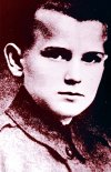 Karol Józef Wojtyla, conocido como Juan Pablo II desde su elección al papado en octubre de 1978, nació en Wadowice, una pequeña ciudad a 50 kms. de Cracovia, el 18 de mayo de 1920. Era el segundo de los dos hijos de Karol Wojtyla y Emilia Kaczorowska. Su madre falleció en 1929. Su hermano mayor Edmund (médico) murió en 1932 y su padre (suboficial del ejército) en 1941.