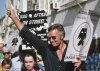 Además de retirarse del cine, Heston, de claras convicciones republicanas, se vio obligado a abandonar su actividad pública al frente de la Asociación Nacional del Rifle, organización en favor de las armas que lideró durante años.