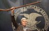 El actor estadounidense Charlton Heston, que interpretó para la inmortalidad papeles históricos, como Moisés, Miguel Ángel y El Cid, falleció  en su residencia de Beverley Hills, en Los Ángeles, a los 84 años.