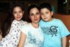 01042008
Cristina junto a sus hijos Valeria y Heriberto Caballero.