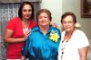 04042008
Las tres generaciones reunidas en la fiesta de doña Eugenia, su hija Irene Martínez Rebolloso y su nieta María Eugenia Rodríguez.