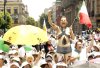 Las manifestantes, de todas las edades, llegaron en pocos minutos al recinto legislativo vestidas de blanco, con pamelas, gorras y sombrillas para protegerse del sol, y pancartas reivindicativas.
