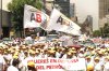 La pugna política en el Legislativo mexicano por la reforma petrolera tuvo un simbólico parangón en las calles, donde unas dos mil 'Adelitas', mujeres simpatizantes de la izquierda, se manifestaron frente a unas 600 mujeres policías antidisturbios, efectivos conocidos popularmente como 'Robocops'.