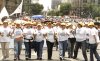 La pugna política en el Legislativo mexicano por la reforma petrolera tuvo un simbólico parangón en las calles, donde unas dos mil 'Adelitas', mujeres simpatizantes de la izquierda, se manifestaron frente a unas 600 mujeres policías antidisturbios, efectivos conocidos popularmente como 'Robocops'.