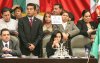 Decenas de diputados opositores cubrieron la tribuna de su cámara legislativa con una inmensa pancarta con la leyenda 'Clausurado' y algunos establecieron un perímetro vistiendo cascos similares a los que usan los empleados de la paraestatal Petróleos Mexicanos (Pemex).