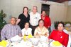 07042008
Irma Mendoza Díaz, acompañada por los asistentes a su cena de jubilación.