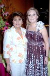 13042008
Sylvia Cristina Reyes Rivera en su despedida de soltera, la acompaña su mamá Silvia de Reyes.