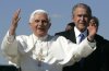 El Papa Benedicto XVI fue recibido por el arzobispo Pietro Sambi a su llegada, a la embajada del Vaticano en Washington DC. (Estados Unidos).