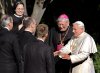 El Papa Benedicto XVI fue recibido por el arzobispo Pietro Sambi a su llegada, a la embajada del Vaticano en Washington DC. (Estados Unidos).