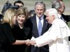 El Pontífice saludó al presidente George W. Bush, la primera dama Laura Bush y Jenna, la hija de ambos, en la pista de aterrizaje mientras los estudiantes de una escuela católica cercana lo vitoreaban.
