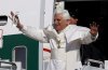 En su primer viaje papal por el país, Benedicto XVI saludó a cientos de personas mientras bajaba del avión de Alitalia que lo transportó desde Roma.