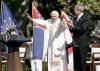 Varios '¡Que viva el Papa!', gritados en español, rompieron la protocolaria ceremonia de bienvenida a Benedicto XVI que organizó George W. Bush,
en la Casa Blanca.