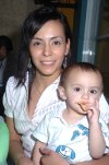 10042008
Sandra Sandoval y el niño Carlos E. Ramírez.