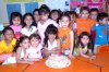 14042008
Fabiola con sus amiguitos del colegio, en su desayuno de cumpleaños.