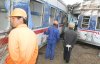 Un trabajador del ferrocarril observa las pertenencias de los viajeros en el lugar donde han descarrilado dos trenes de pasajeros cerca de la ciudad de Zibo, en la provincia de Shandong, al noreste de China.