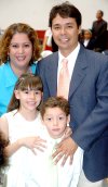 20042008
Vestida de vaquerita, la pequeña Ana Paula Galindo Hernández festejó su tercer cumpleaños con una piñata organizada por sus  padres Lorena y Francisco Galindo, la acompaña su hermanito Francisco.
