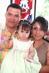 21042008
Ada Marisol Retana Flores, en su fiesta de primer año de vida  acompañada de sus padres Manuel Retana Pérez y Estela Flores Ortiz.