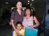 28042008
De Guadalajara, Jalisco llegó Ángeles Aguiñaga, la recibió Celia y el pequeño Julio César Aguiñaga.