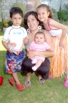 30042008
Ana Paula con su mamá Laura Boehringer de Vargas y sus hermanitos Federico y Camila.