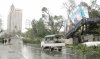 Miles de árboles tirados por los fuertes vientos, que alcanzaron una velocidad superior a los 190 kilómetros por hora, entorpecen el paso por la calles, sobre las que abundan los cascotes de miles de tejados arrancados por el ciclón.