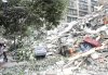 Un poderoso terremoto estremeció el centro de China, matando a casi 15 mil personas y dejando a unos 900 estudiantes atrapados, además de causar un derrame de amoníaco de dos plantas que se derrumbaron.