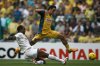 Santos se fue al frente buscando acercarse y pareció conseguir un gol en tiempo de reposición, de Kléber Boas, pero el árbitro argentino Héctor Baldasi lo anuló por un fuera de juego que al parecer no existió.