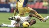 El jugador del Club Santos de Brasil Wesley Lopez  y Jose Antonio Castro e Ismael Rodriguez, del América de México disputan el balón en media cancha, pero nada pudieron los brasileños ante el cuadro de Coapa.