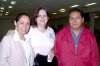 09052008
Alejandro Barrientos llegó desde el Distrito Federal y lo recibieron Nidia Triana y Marisol Rodríguez