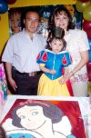 04052008
Blanquita Rodríguez Acosta, fue festejada por su tercer cumpleaños por Blanquita, feliz en su piñata. sus papás Jorge Antonio Rodríguez y Blanca Marina Acosta.