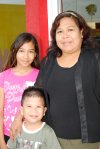 04052008
Juanita Ramírez a lado de sus hijos Grecia y Jesús Emmanuel.