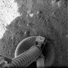 La sonda Mars Phoenix Lander, cavó un pequeño agujero para tomar muestras del suelo polar marciano, en la imagen se observa una de las bases que sostiene al robot.