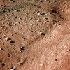 La sonda Phoenix, tras posarse con éxito en una zona del polo norte de Marte, ha comenzado a enviar las primeras imágenes de la superficie del planeta rojo que han sido calificadas por el equipo de la NASA de 'absolutamente hermosas'.