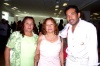 26052008
Teresa y Juanis Puga se despidieron de Miguel Ángel Montes, por su viaje a Tijuana, Baja California.