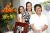 25052008
La novia a lado de sus anfitrionas, Coco de Cruz y Mayra Cecilia Cruz