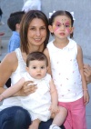 27052008_m_Regina y Luciana con su mamá Liz de Leal.